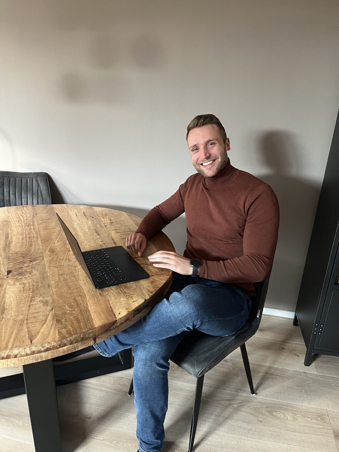 Bob Arnoldus van Preventiehuis aan het werk achter zijn laptop